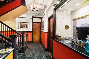 - un couloir d'un restaurant avec un bar et des escaliers dans l'établissement Mithila San Francisco - SureStay Collection by Best Western, à San Francisco