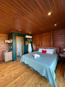 Un pat sau paturi într-o cameră la Cabana Romântica Anitápolis/SC