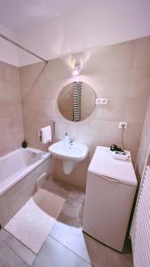 La salle de bains est pourvue d'un lavabo, de toilettes et d'une baignoire. dans l'établissement Opera Residence, à Budapest