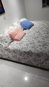 2 almohadas en una cama en una habitación en Apartamento MEDELLIN, en Medellín