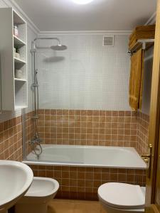 Un baño con bañera, inodoro y lavabo. en MANSIÓN DEL INDIANO, en Viveiro 28 fotos más