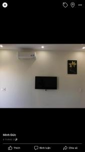 a flat screen tv sitting on top of a wall at Homestay 05 in Vung Tau +2 photos