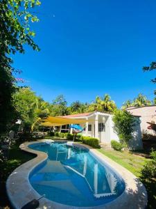 una piscina frente a una casa en Casa de playa “mi lancho” en La Libertad