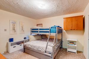 1 Schlafzimmer mit 2 Etagenbetten in einem Zimmer in der Unterkunft Pacific Princess in Crescent City