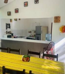 uma cozinha com uma mesa com um brinquedo em Casa de playa “mi lancho” em La Libertad