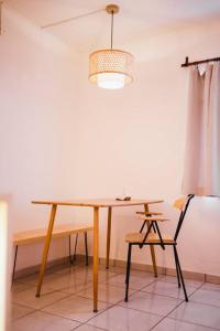 einen Holztisch und einen Stuhl in einem Zimmer in der Unterkunft Casa Amma - Bhakti in Matehuala