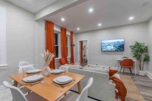 Televisyen dan/atau pusat hiburan di Pumpkin Premise by Airport, 5 beds, Sleeps 8, Book 7 days, Get 20 Percent OFF
