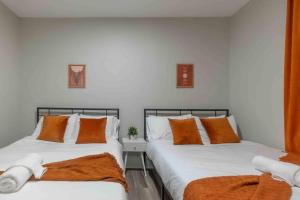 Katil atau katil-katil dalam bilik di Pumpkin Premise by Airport, 5 beds, Sleeps 8, Book 7 days, Get 20 Percent OFF +21 gambar
