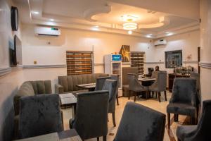 Onitsha的住宿－Abada Luxury Hotel and Suites，一间在房间内配有桌椅的餐厅