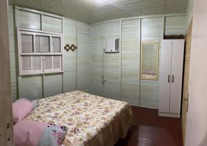 1 dormitorio con cama y ventana en Casa Ágata, en Cidreira