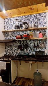 una cocina con un montón de ollas y sartenes en la pared en Casa de férias, en Ilhéus