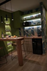 une cuisine avec une table avec de la nourriture dessus dans l'établissement Studio San Martin, à Mendoza