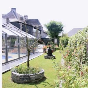 een man op een bankje in een tuin bij Maison des 4 Vallées in La Barthe-de-Neste