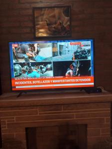 Elle comprend une télévision à écran plat installée au-dessus d'une cheminée. dans l'établissement La Soñada, à La Granja