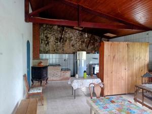 a kitchen with a table and a stove at Rancho do Edy Pousada in São Roque