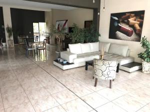 a living room with a couch and a chair at Posada del vino in Maipú