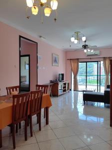 亞庇的住宿－Town Condo - Marina Court Kota Kinabalu，一间带桌子的客厅和一间餐厅