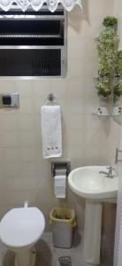La salle de bains est pourvue de toilettes et d'un lavabo. dans l'établissement Suíte Félix Praia do Anil Angra dos Reis, à Angra dos Reis