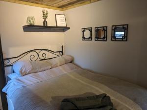 sypialnia z łóżkiem i półką na ścianie w obiekcie The Lodge 