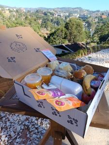 een doos met eten bovenop een tafel bij Chalés Capivari Diamante in Campos do Jordão