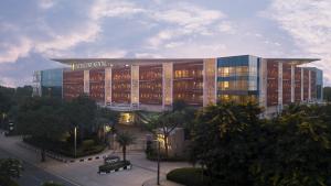 斋浦尔InterContinental Jaipur Tonk Road by IHG的有很多窗户的大楼