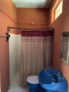 Et badeværelse på Hostal y Temazcal Guemez