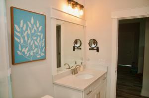 bagno con lavandino e specchio di Peaceful Shores Retreat a Panama City Beach