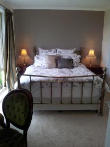 um quarto com uma cama com dois candeeiros em Waterview Gardens B&B em Margate