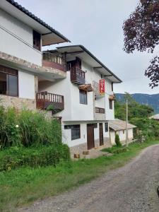 un edificio con balcones al lado de una carretera en Monte Gocta, en Valera