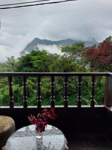 a table on a balcony with a view of a mountain at Monte Gocta in Valera