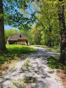 un camino de tierra que conduce a un granero y una casa en Quiet Retreat in Amish country, 