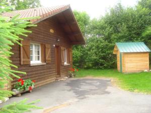 eine kleine Hütte mit einer Veranda und einem kleinen Schuppen in der Unterkunft Chalet Confortable à La Bresse, Proche Ski, Wifi, Animaux Acceptés - FR-1-589-130 in La Bresse