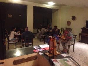 eine Gruppe von Personen, die in einem Restaurant an Tischen sitzen in der Unterkunft Posada del vino in Maipú
