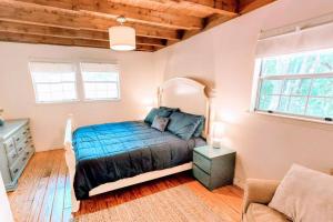 - une chambre avec un lit, un canapé et des fenêtres dans l'établissement Hester Gap - wineries, AT hiking + Dahlonega/Helen, à Cleveland