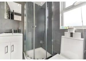 ein Bad mit einer Dusche, einem WC und einem Waschbecken in der Unterkunft Three Bedroom Home - Perfect for Large Groups in London