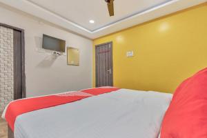 um quarto com uma cama e uma televisão na parede em Hotel Ruby Grand Opp Apollo Hospital Kondapur em Kondapur