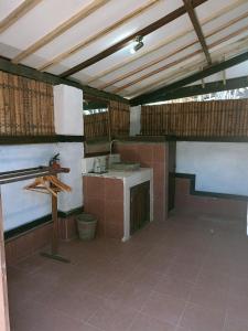een keuken met een aanrecht en een wastafel in de kamer bij Gili Hideaway in Gili Trawangan