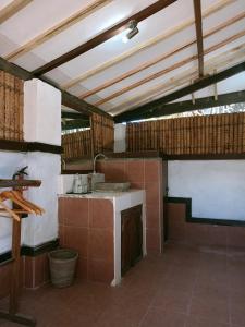 een keuken met een wastafel en een aanrecht in een kamer bij Gili Hideaway in Gili Trawangan