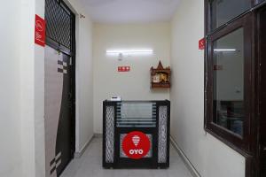 une chambre avec une console et un baseball sur le mur dans l'établissement OYO Triage Home Stay, à Noida