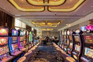 een casino met rijen speelautomaten in een casino bij Urban Chic Studio By 'the Strip' in Perth