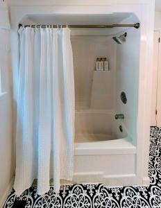 - un rideau de douche blanc dans la salle de bains pourvue d'une baignoire dans l'établissement Hester Gap - wineries, AT hiking + Dahlonega/Helen, à Cleveland