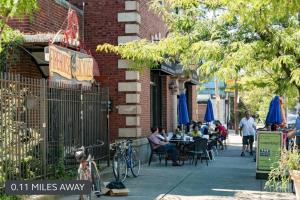 um grupo de pessoas sentadas numa mesa fora de um restaurante em Beautiful 1 BR Art DECO Inspired em Filadélfia