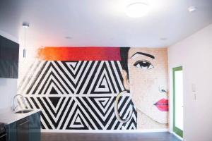 um mural de uma mulher numa parede numa cozinha em Beautiful 1 BR Art DECO Inspired em Filadélfia