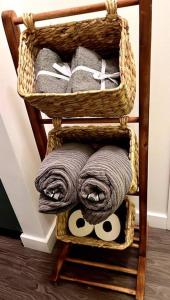 einem Handtuchhalter aus Holz mit Handtüchern und Handtüchern in der Unterkunft Beautiful 1 BR Art DECO Inspired in Philadelphia
