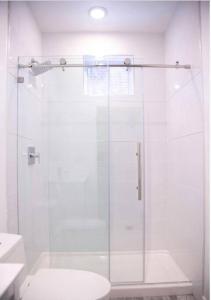 een badkamer met een glazen douche en een toilet bij Beautiful 1 BR Art DECO Inspired in Philadelphia