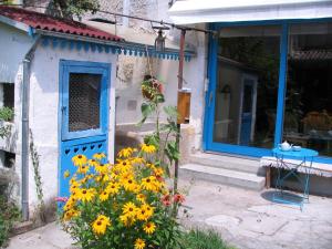 una puerta azul de una casa con flores amarillas en Chambres d'hôtes Laurent Besset, en Die