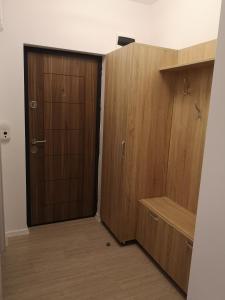 um armário com uma porta de madeira num quarto em Masha em Mamaia Nord – Năvodari