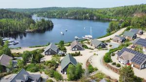 uma vista aérea de uma casa com painéis solares sobre a água em The Nest at Deep Cove em Chester