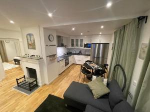 a living room with a couch and a kitchen at Noah Longstay Apartment in Västerås