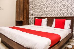 Ένα ή περισσότερα κρεβάτια σε δωμάτιο στο Collection O Chawla +28 φωτογραφίες